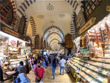 İstanbul, Türkiye - 4 Eylül 2021: İstanbul Grand Bazaar ünlü doğu pazarı.