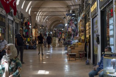 İstanbul, Türkiye - 4 Eylül 2021: İstanbul Grand Bazaar ünlü doğu pazarı.