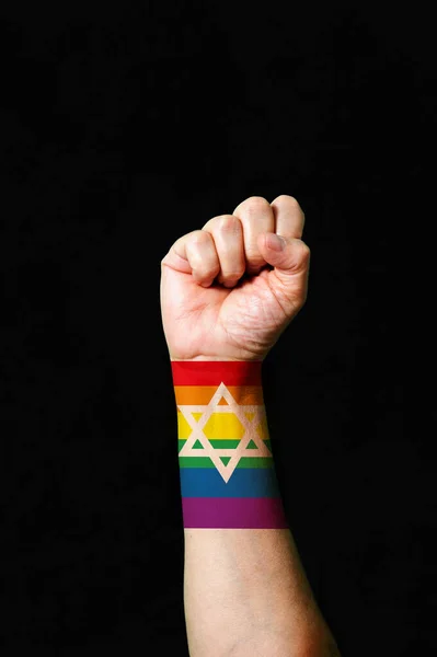 Erhobene Erste Israelische Gay Pride Regenbogenfahne Symbol Der Stärkung Der — Stockfoto