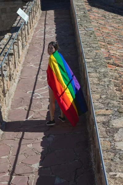 Portrait Attractive Woman Holding Rainbow Flag Her Shoulders Looking Camera — Foto de Stock