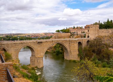 Toledo, İspanya, UNESCO dünya mirası alanı manzarası. San Martin köprüsünün detayları.