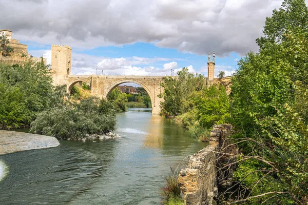 Toledo, İspanya, UNESCO dünya mirası alanı manzarası. Ufuktaki eski şehir.