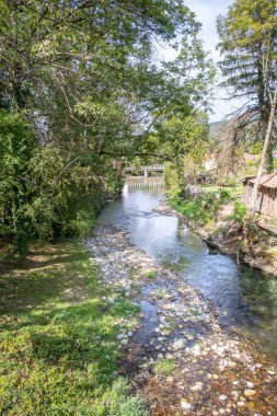 Güney Fransa 'daki bir köprüden tipik bir nehir manzarası