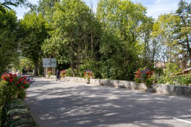 Güney Fransa 'da yaz boyunca çiçeklerle süslenmiş Tipik Köprü