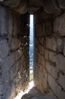 Fransa 'nın güneyinde Fransız Pireneleri' nde Ariege yakınlarındaki Montsegur Kalesi 'nin kalıntıları.