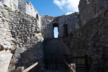 Fransa 'nın güneyinde Fransız Pireneleri' nde Ariege yakınlarındaki Montsegur Kalesi 'nin kalıntıları.