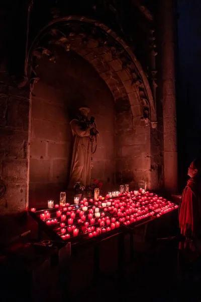 Fransa Bir Katolik Kilisesinde Dua Eden Bir Kadın — Stok fotoğraf