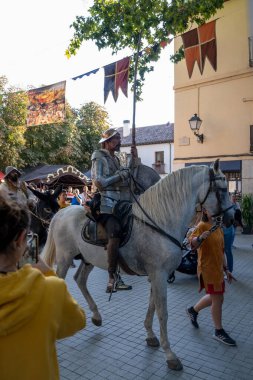 Alcala de Henares, İspanya - 09 Ekim 2022. Alcala de Henares Ortaçağ Pazarı (Cervantino Pazarı), İspanya ve Avrupa 'nın en büyük pazarıdır..