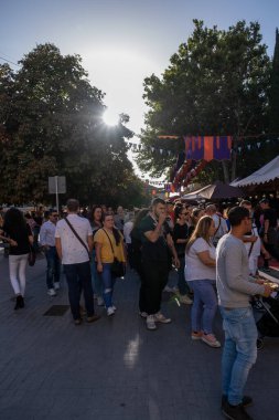 Alcala de Henares, İspanya - 09 Ekim 2022. Alcala de Henares Ortaçağ Pazarı (Cervantino Pazarı), İspanya ve Avrupa 'nın en büyük pazarıdır..