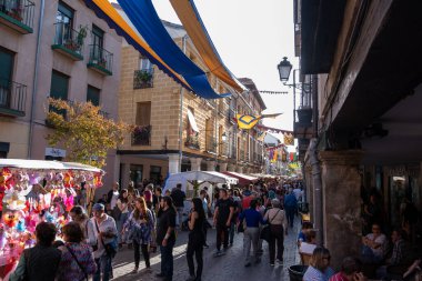Alcala de Henares, İspanya - 09 Ekim 2022. Alcala de Henares Ortaçağ Pazarı (Cervantino Pazarı), İspanya ve Avrupa 'nın en büyük pazarıdır..