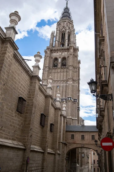 Toledo 'lu Aziz Mary Katedrali' nin yan görünüşü, çan kulesinin ayrıntıları.