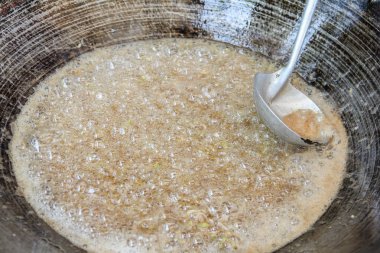 Mutfakta tavada kızartılmış sarımsak..