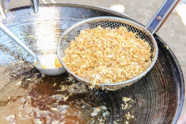 Mutfakta tavada kızartılmış sarımsak..