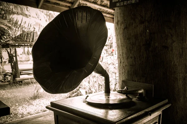 Oude Klassieke Platenspeler Tegen Oeroud Hout Antieke Grammofoon Met Retro — Stockfoto