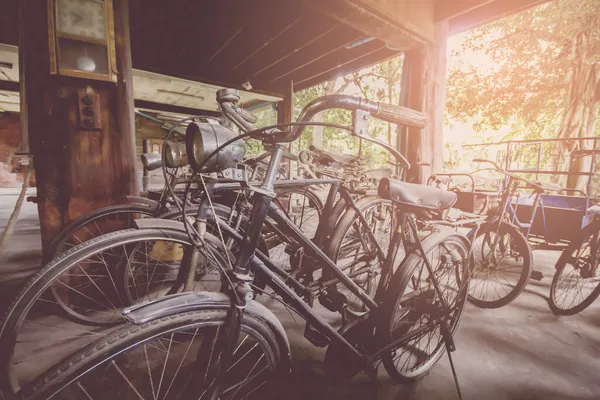 Foco Suave Bicicleta Enferrujada Vintage Sob Casa Com Fundo Pôr — Fotografia de Stock