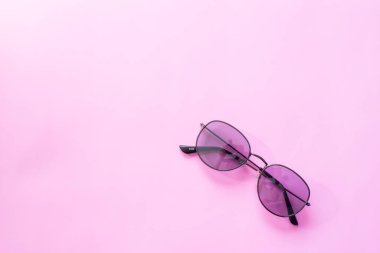 Gözlük ya da güneş gözlüğü en az modern tarzda moda, pembe renkli arka planda aksesuar seyahat. Üst görünüm