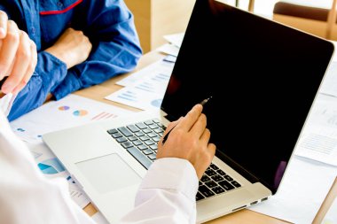 İş kurun. Insanlar ekonomi yukarı ve aşağı grafik tartışmak ve laptop üzerinde çalışmak için takım çalışma noktası. Seçici Odaklanma