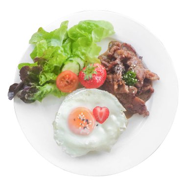 Kızarmış yumurta, çilekli biftek ve salatalı et, tenha beyaz arka planda.