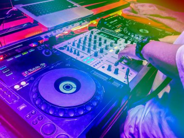 DJ 'ler turntable tabloları karıştırıcı gece partisi barı Motion Wite Light Sunset soyut arka plan.