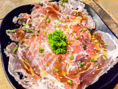 Shabu pişirmek ve yemek için susamlı domuz eti.