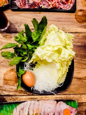 Sebzeler ve yumurtalar bir fincanda, Sukiyaki ve shabu çorbası, beyaz lahana, vermicelli, balık ve ahşap bir fincanda.
