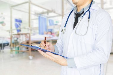 Sağlık hizmetleri, acil servis hekimi hasta raporu yazıyor..