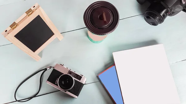 Oude Camera Heeft Een Notebook Salontafel Het Groen — Stockfoto