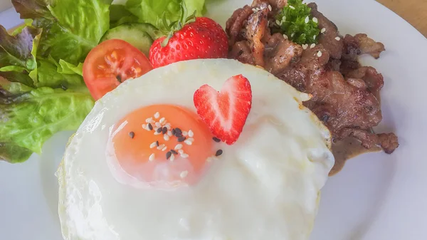 Fried Egg Strawberry Pork Steak Salad Meat Dinner Dish Wooden — Stock Photo, Image