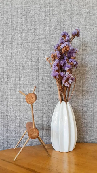 Інтер Кафе Має Вазу Фіолетових Квітів Сучасний Дерев Яний Стіл — стокове фото
