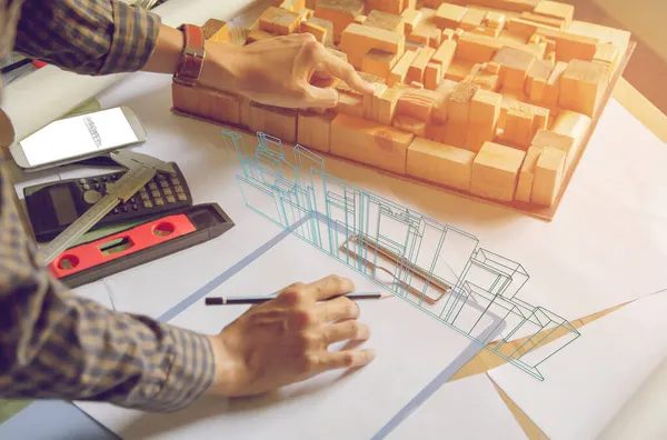 Concept Architecten Ingenieur Met Pen Wijzend Materiaal Architecten Het Bureau — Stockfoto