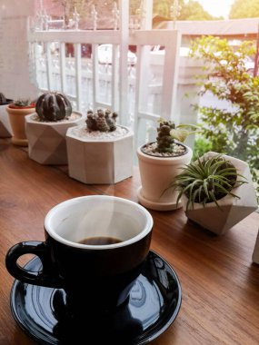 Sabahları masanın üzerinde sigara dumanı olan sıcak bir kahve. Metniniz için kopyalama alanı