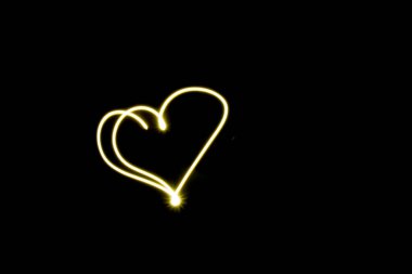 Açık siyah arkaplan tarafından oluşturulan kalp çizgisi sembolü