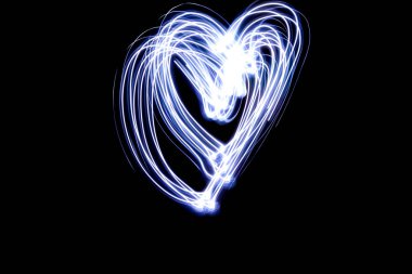 Açık siyah arkaplan tarafından oluşturulan kalp çizgisi sembolü