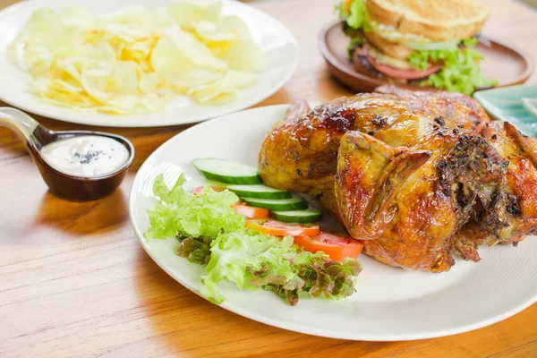 Makan Konsep Dengan Ayam Panggang Salad Kentang Goreng Atas Meja — Stok Foto