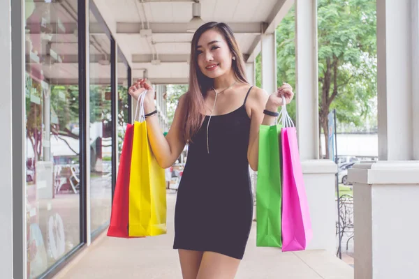 Mutluluk Siyah Elbiseli Güzel Asyalı Kadın Gülümsüyor Alışveriş Merkezinde Gün — Stok fotoğraf