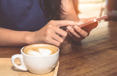 Açık Günbatımı, Klasik Tonlu Kafe 'deki mesajınız için boş fotokopi alanı olan cep telefonuna dokunan kadınların ellerini kapatın.
