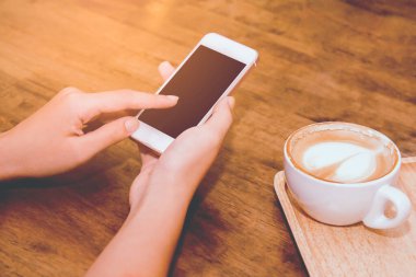 Kafedeki mesajınız için elleriniz boş fotokopi alanı olan cep telefonuna dokunan kadınların ellerini kapatın. 