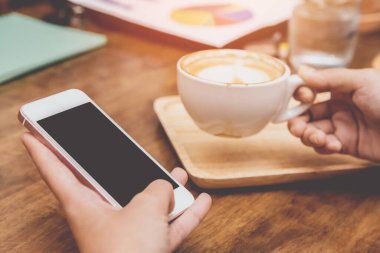 Açık Günbatımı, Klasik Tonlu Kafe 'deki mesajınız için boş fotokopi alanı olan cep telefonuna dokunan kadınların ellerini kapatın.