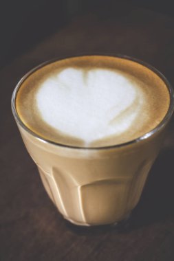 Sabahları evdeki ahşap masada Latte sanatı, metnin için kopyalama alanı