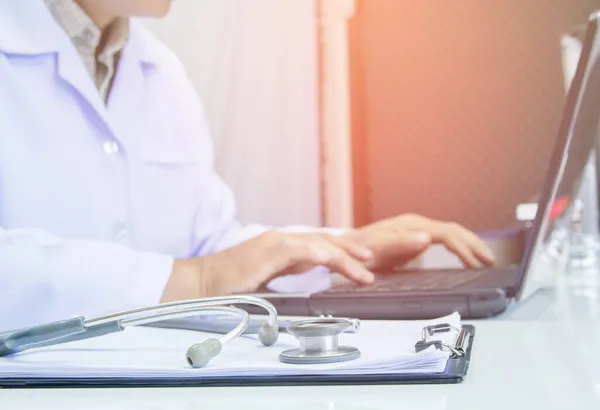 Läkare Med Hjälp Digital Dator Medicinsk Arbetsinformation Med Stetoskop Skrivbordet — Stockfoto