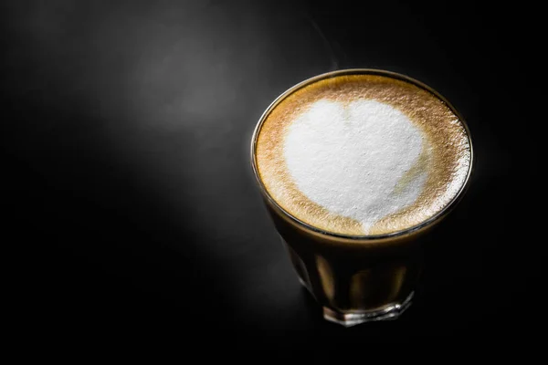 Latte Art Tasse Auf Schwarzem Hintergrund Morgen Hause Kopieren Sie — Stockfoto