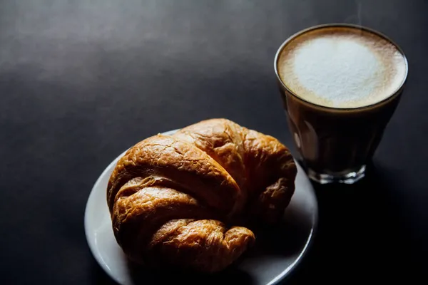 Croissant Dan Latte Art Black Background Morning Top View — Stok Foto