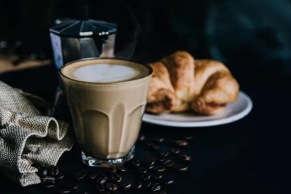 Latte Art Croissant Dan Moka Pot Dengan Kopi Panggang Latar — Stok Foto