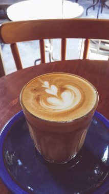 Tahta masaya konmuş bir fincan sıcak kahve..