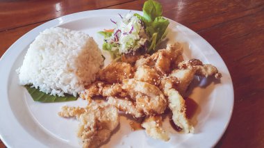 Dolly ekmek arası balık ve pirinç..