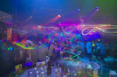 Birçok insan gece dans ediyor barlarda soyut partiler veriyor..