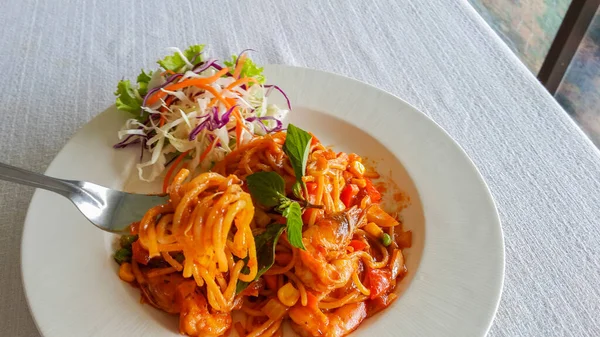 Sabroso Espaguetis Camarones Plato Blanco — Foto de Stock