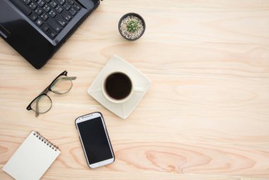 Boş not defteri ve kahve fincanı ofis tahtasının üzerinde.