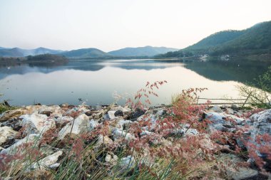Dağlardaki güzel göl manzarası 