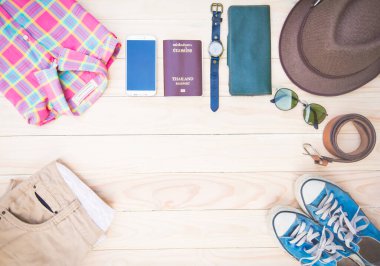 Ahşap arka planda günlük giysiler ve aksesuarlar.